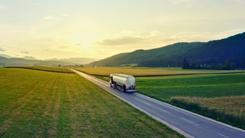Rural Fleet Driver Safety: 5 Tips to Keep Your Team SAFER on Country Roads